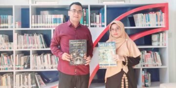 ​ACEH SINGKIL — Upaya penguatan literasi dan peningkatan kualitas pendidikan di Kabupaten Aceh Singkil terus mendapat dukungan nyata. Pada Jumat (12/6/2026), Kantor Dinas Perpustakaan dan Kearsipan Daerah Kabupaten Aceh Singkil menerima penyerahan hibah puluhan buku dari akademisi sekaligus penulis buku, Rahmawan Cibro, M.I.Kom.
​Penyerahan ini merupakan bentuk komitmen dan kontribusi kuat sang penulis dalam mendukung ekosistem literasi, serta memperkaya bahan bacaan berkualitas bagi masyarakat di Aceh Singkil.
​Total sebanyak 20 eksemplar buku yang terdiri dari dua judul karya Rahmawan dihibahkan secara langsung ke pihak perpustakaan. Buku pertama berjudul "Komunikasi Efektif: Panduan Praktis Menjalin Hubungan dan Menyampaikan Pesan dengan Jelas". Sementara itu, buku kedua berfokus pada sektor ekonomi kerakyatan dengan judul "Metode Koperasi Pertanian: Panduan Praktis & Teori untuk Pengembangan Koperasi".
​Istimewanya, kedua karya akademik tersebut bukan sekadar buku bacaan biasa. Keduanya telah terdaftar resmi dan mengantongi lisensi Hak Kekayaan Intelektual (HKI) dari Direktorat Jenderal Kekayaan Intelektual (DJKI) Kementerian Hukum dan HAM Republik Indonesia, yang menjamin kualitas dan orisinalitas karya.
​"Penyerahan buku ini adalah wujud dedikasi akademik saya untuk masyarakat," ungkap Rahmawan Cibro usai penyerahan hibah.
​Sebagai akademisi yang peduli pada kemajuan daerahnya, ia berharap buku-buku tersebut dapat dimanfaatkan secara maksimal. "Saya berharap karya yang sudah berstandar HKI ini dapat dikelola dengan baik oleh Dinas Perpustakaan dan menjadi rujukan ilmu yang bermanfaat bagi publik, mahasiswa, maupun praktisi di Aceh Singkil," pungkasnya.
​Dengan adanya tambahan koleksi buku berstandar nasional ini, Dinas Perpustakaan dan Kearsipan Daerah Kabupaten Aceh Singkil diharapkan dapat terus menarik minat baca masyarakat dan menjadi pusat referensi ilmu pengetahuan yang kredibel di daerah.