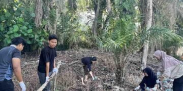 Mahasiswa KKN FK Universitas Riau Bersama Kelurahan Bukit Timah Gelar Gotong Royong Bersihkan Tumpukan Sampah di RT 10