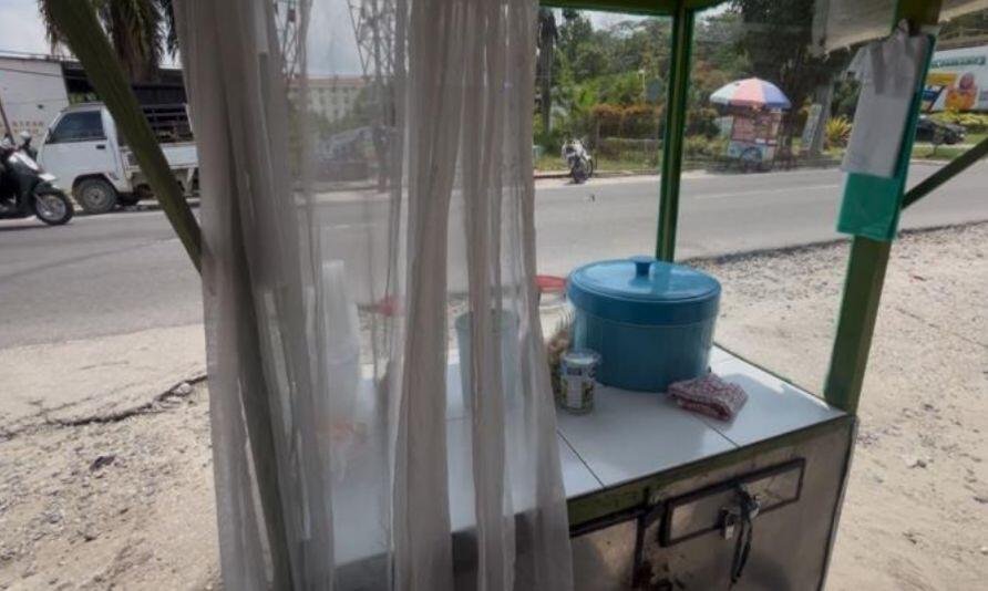 Upaya Pengenalan dan Pendampingan Penggunaan QRIS Melalui Aplikasi InstaQRIS pada UMKM Es Doger di Wilayah Rumbai 48 Foto usaha Es Doger (Sumber: Dokumentasi Pribadi)