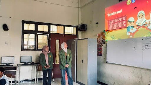 Menanamkan Moderasi Beragama di Era Digital Bersama Siswa SMPN 50 Surabaya 48 Penyampaian Materi Moderasi Beragama Islam