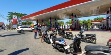 Suasana antrean sepeda motor di SPBU Pertamina