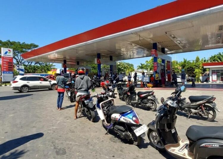 Kenaikan Harga Pertamax Yang Tiba-tiba, Mengakibatkan Antrian Berjam-jam di Kota Kupang Demi Literan Pertalite 46 Suasana antrean sepeda motor di SPBU Pertamina