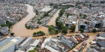 kawasan permukiman yang terdampak banjir di Jakarta. Sumber Gambar : https://nasional.kontan.co.id/news/kadin-dki-kerugian-ekonomi-akibatbanjir-di-jabodetabek-capai-rp-5-triliun
