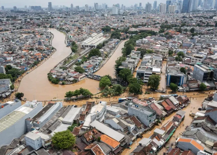 kawasan permukiman yang terdampak banjir di Jakarta. Sumber Gambar : https://nasional.kontan.co.id/news/kadin-dki-kerugian-ekonomi-akibatbanjir-di-jabodetabek-capai-rp-5-triliun