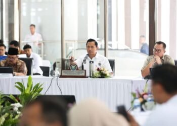 Menteri AHY sedang memberikan paparan rencana Kereta Api