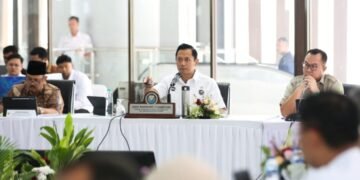 Menteri AHY sedang memberikan paparan rencana Kereta Api
