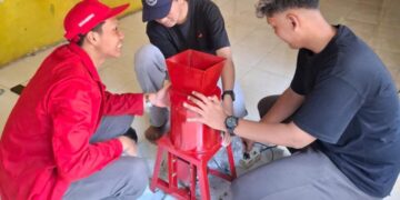 Dokumentasi mahasiswa KKN Sub Kelompok 4 menghadirkan solusi berupa pembuatan mesin pencacah sampah (Sumber:Dokumentasi Pribadi)