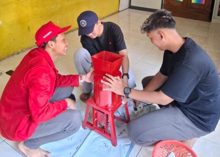 Dokumentasi mahasiswa KKN Sub Kelompok 4 menghadirkan solusi berupa pembuatan mesin pencacah sampah (Sumber:Dokumentasi Pribadi)