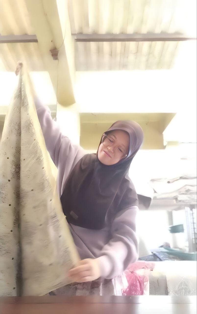 Program Magang MBKM: Mahasiswa Desain Mode UNS Menjalani Pengalaman Magang di Home Industry Batik Maulana DN, Sukoharjo 48 Foto Nabila Ashyeela Setiawan saat sedang membuat batik (Sumber: Dokumentasi Pribadi)