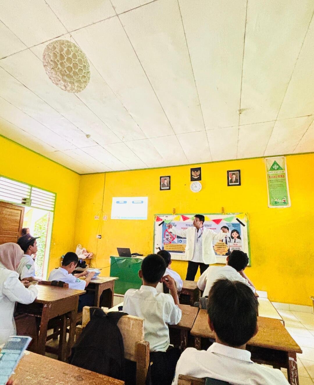 Pencegahan Penyalahgunaan Obat-Obat Tertentu (OOT) di SMP Negeri 15 Kendari 47 Mahasiswa Program Studi Apoteker Universitas Halu Oleo angkatan XV pemberian materi Edukasi kepada Peserta Didik (Sumber: Dokumentasi Pribadi)