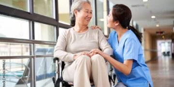 Ilustrasi caregiver di negara asing (Sumber: Adobe Stock)