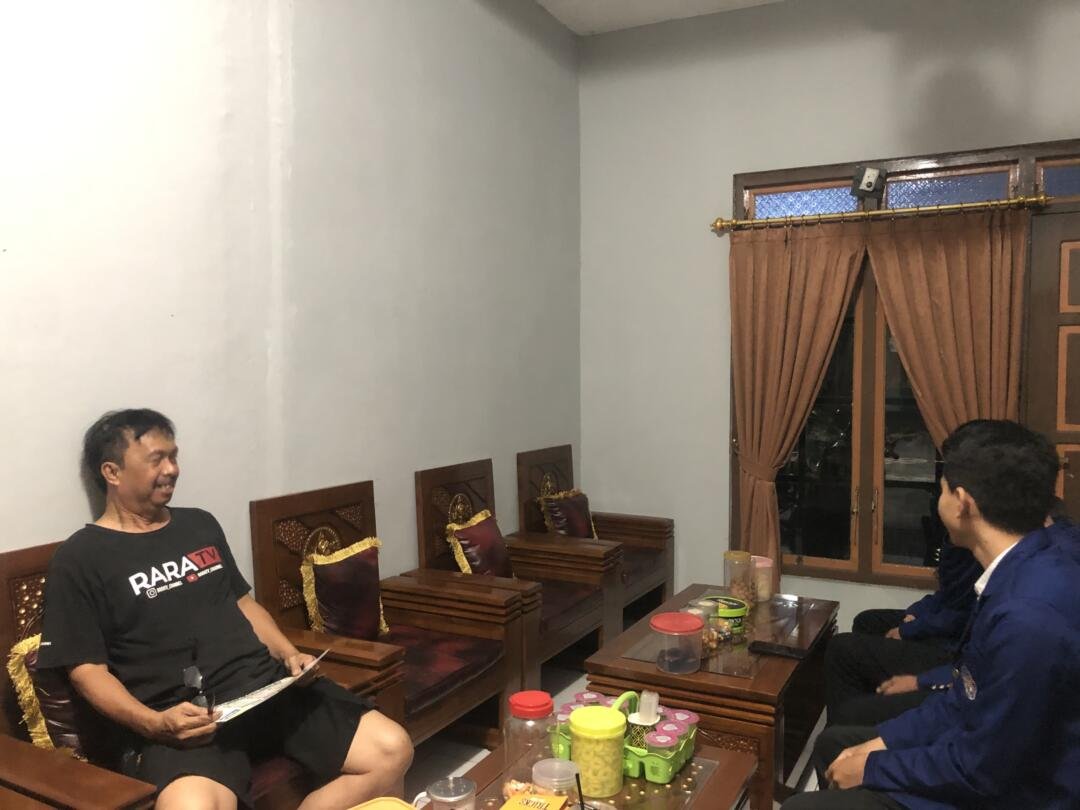 Pojok Kos Sehat: Upaya Edukasi Hidup Bersih dan Sehat Melalui Media Poster di Lingkungan Kos 47 Mahasiswa PGSD Universitas Negeri Yogyakarta saat sedang mewawancarai pemilik kost tentang "Pojok Kost Sehat"