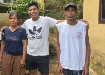 Dari Tamatan SD hingga Menjadi Trader, Kisah Aryan Melawan Keterbatasan dan Mengubah Nasib Keluarga 46 Foto bersama kedua orang tua mang aryan (Sumber: Dokumentasi Pribadi)