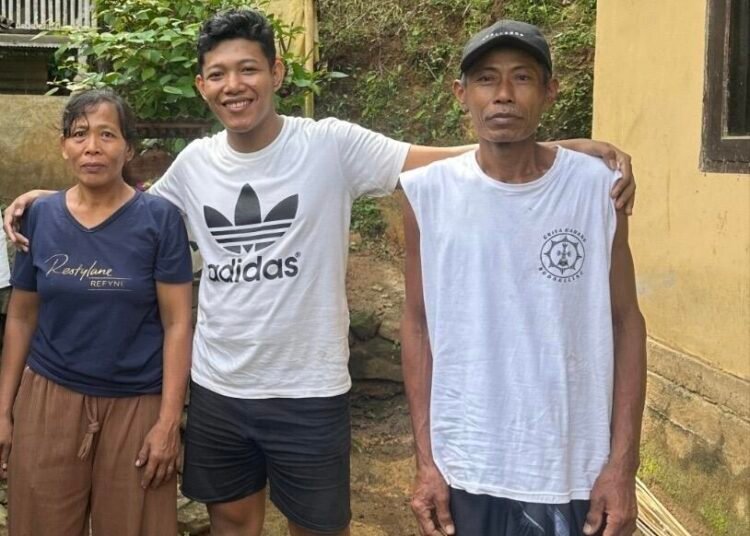 Foto bersama kedua orang tua mang aryan (Sumber: Dokumentasi Pribadi)