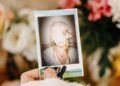 Membeli Gengsi dan Kelangkaan: Logika Ekonomi di Balik Mahalnya Photocard K-Pop 52 Ilustrasi photocard K-Pop. Sumber: Pexels