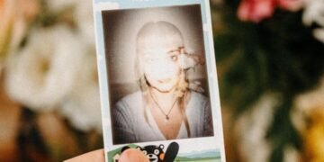 Membeli Gengsi dan Kelangkaan: Logika Ekonomi di Balik Mahalnya Photocard K-Pop 56 Ilustrasi photocard K-Pop. Sumber: Pexels