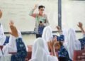 Ilustrasi siswa dan guru di kelas (Sumber: Kemendikbud)