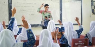 Akses Informasi Politik Meningkat, Mengapa Literasi Politik Siswa SMA Masih Rendah? 57 Ilustrasi siswa dan guru di kelas (Sumber: Kemendikbud)