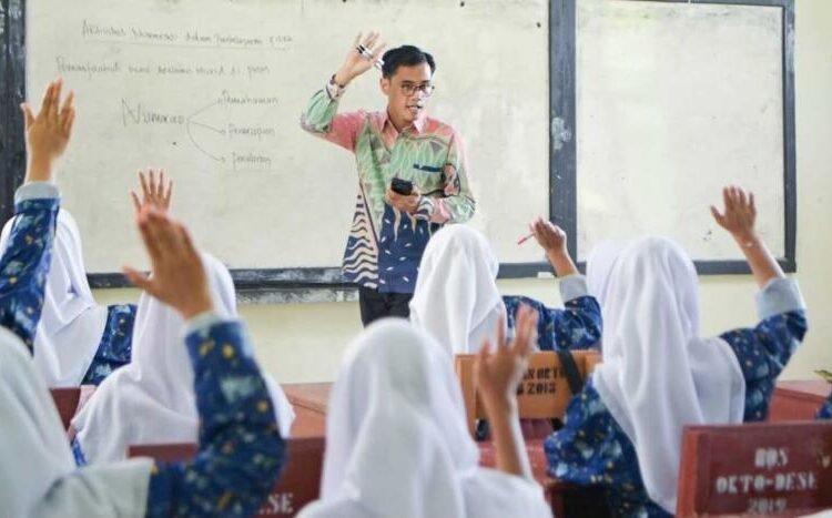 Akses Informasi Politik Meningkat, Mengapa Literasi Politik Siswa SMA Masih Rendah? 46 Ilustrasi siswa dan guru di kelas (Sumber: Kemendikbud)