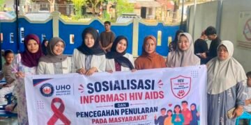Edukasi Bahaya HIV/AIDS, Mahasiswa Apoteker Universitas Halu Oleo Gelar Sosialisasi Informasi HIV/AIDS dan Pencegahan Penularan Pada Masyarakat di Puskesmas Puuwatu 56 Foto bersama mahasiswa Universitas Halu Oleo dan masyarakat yang mengikuti sosialisasi (Sumber: Dokumentasi Pribadi)
