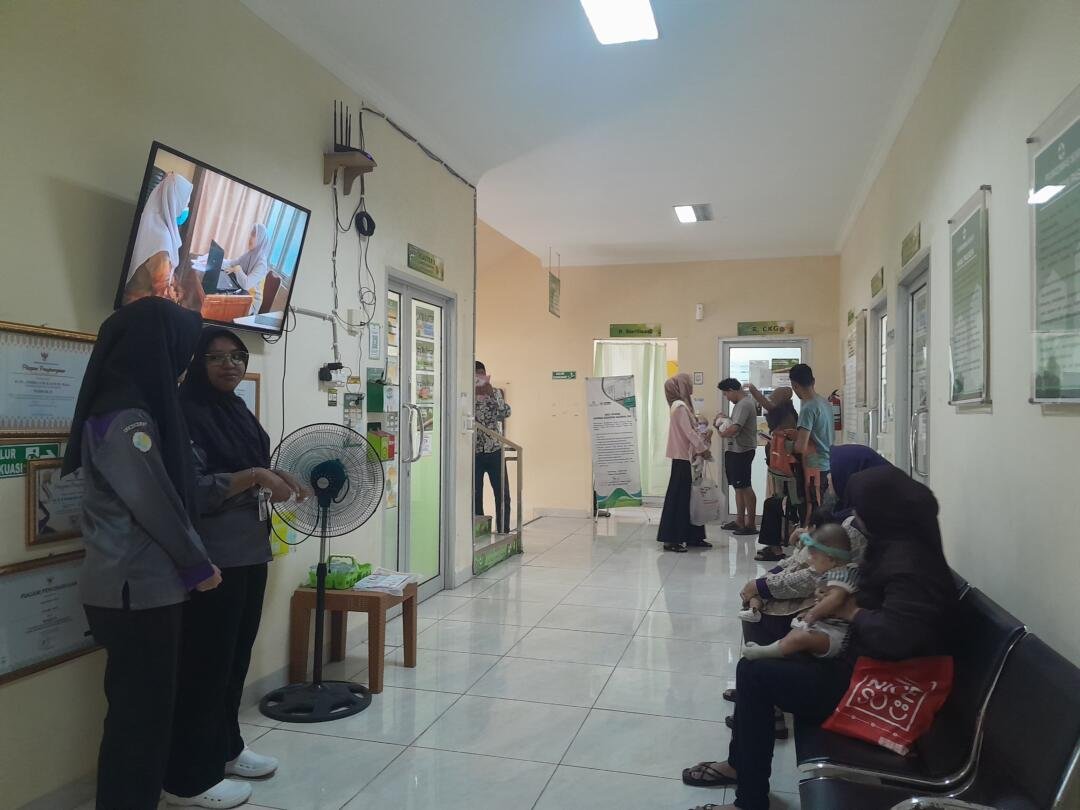 Mahasiswa PBL Poltekkes Kemenkes Palembang Temukan Hipertensi Jadi Kasus PTM Tertinggi di Puskesmas Sekip 47 Mahasiswa Poltekkes Kemenkes Palembang yang sedang melaksanakan Praktik Belajar Lapangan (PBL) (Sumber: Dokumentasi Pribadi)