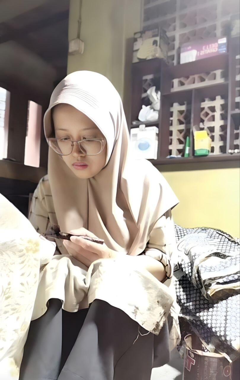 Program Magang MBKM: Mahasiswa Desain Mode UNS Menjalani Pengalaman Magang di Home Industry Batik Maulana DN, Sukoharjo 47 Foto Nabila Ashyeela Setiawan saat sedang membuat batik (Sumber: Dokumentasi Pribadi)