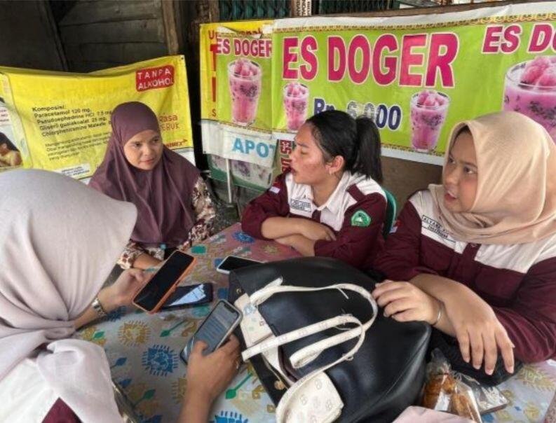 Upaya Pengenalan dan Pendampingan Penggunaan QRIS Melalui Aplikasi InstaQRIS pada UMKM Es Doger di Wilayah Rumbai 47 Sesi wawancara serta proses pembuatan QRIS (Sumber: Dokumentasi Pribadi)