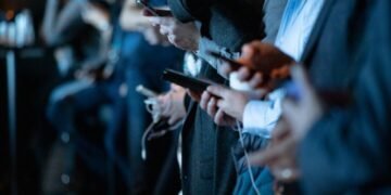 Ilustrasi Jempol Netizen sebagai Juri Keadilan (Sumber: Unsplash)