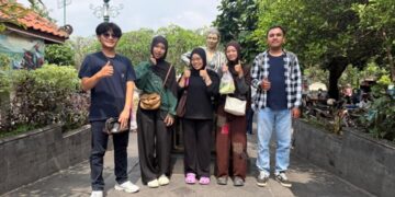 Foto Bersama Di Pasar Ngasem (Sumber: Dokumentasi Pribadi)