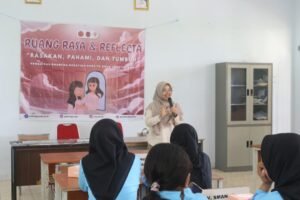 Ibu Ayu Ulivia, M.Pd. selaku pemateri Day 1 pada program Ruang Rasa (Sumber: Dokumentasi Pribadi) 