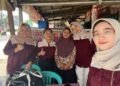 Upaya Pengenalan dan Pendampingan Penggunaan QRIS Melalui Aplikasi InstaQRIS pada UMKM Es Doger di Wilayah Rumbai 50 Foto bersama pemilik usaha Es Doger (Sumber: Dokumentasi Pribadi)