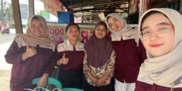 Foto bersama pemilik usaha Es Doger (Sumber: Dokumentasi Pribadi)