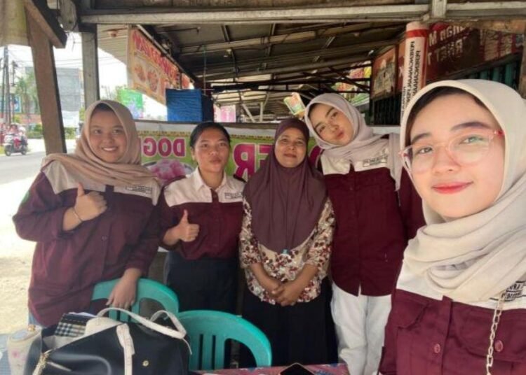 Upaya Pengenalan dan Pendampingan Penggunaan QRIS Melalui Aplikasi InstaQRIS pada UMKM Es Doger di Wilayah Rumbai 46 Foto bersama pemilik usaha Es Doger (Sumber: Dokumentasi Pribadi)