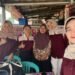 Upaya Pengenalan dan Pendampingan Penggunaan QRIS Melalui Aplikasi InstaQRIS pada UMKM Es Doger di Wilayah Rumbai 52 Foto bersama pemilik usaha Es Doger (Sumber: Dokumentasi Pribadi)