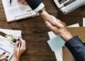 Lebih dari Sekadar Gaji: Kompensasi Stratejik untuk Loyalitas Karyawan 48 Ilustrasi kesepakatan dalam tercapainya kompensasi yang selaras dengan kinerja dan kontribusi strategis karyawan. (Sumber: Nusawork)
