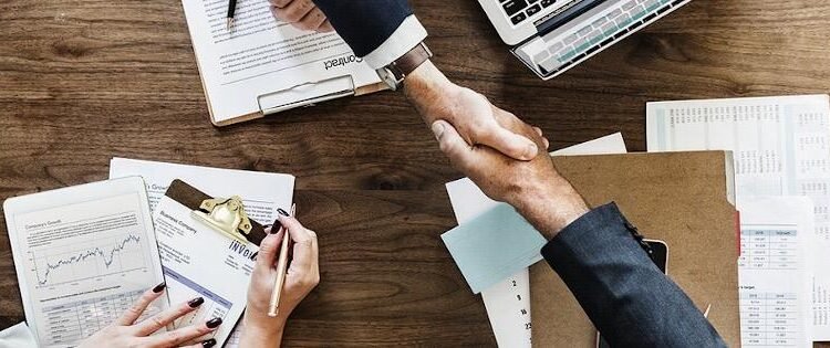 Lebih dari Sekadar Gaji: Kompensasi Stratejik untuk Loyalitas Karyawan 46 Ilustrasi kesepakatan dalam tercapainya kompensasi yang selaras dengan kinerja dan kontribusi strategis karyawan. (Sumber: Nusawork)