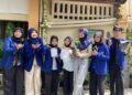 Mahasiswa Universitas Negeri Yogyakarta (UNY) bersama penghuni rumah
kos Karangmalang, Sleman sebagai target gerakan SAKAT. (Foto: Pribadi)
