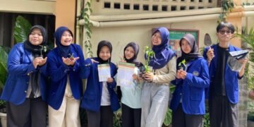 Mahasiswa Universitas Negeri Yogyakarta (UNY) bersama penghuni rumah
kos Karangmalang, Sleman sebagai target gerakan SAKAT. (Foto: Pribadi)