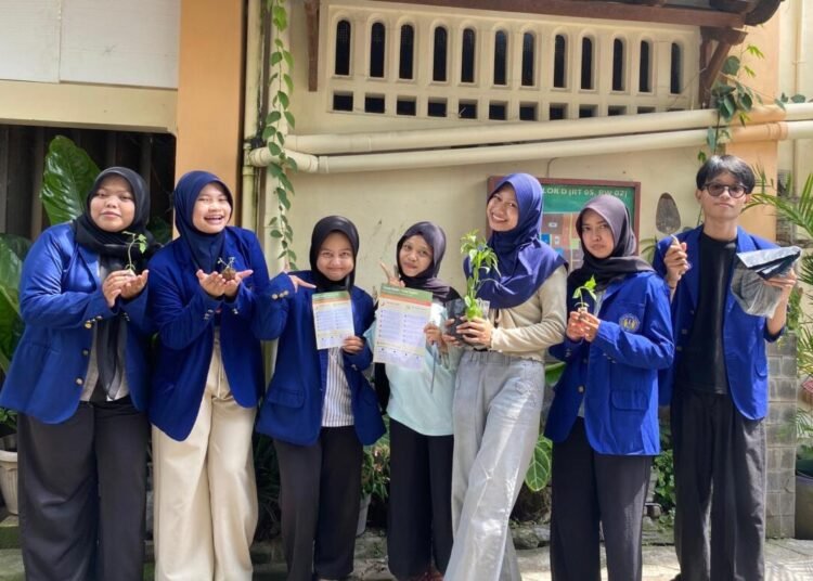 Mahasiswa Universitas Negeri Yogyakarta (UNY) bersama penghuni rumah
kos Karangmalang, Sleman sebagai target gerakan SAKAT. (Foto: Pribadi)