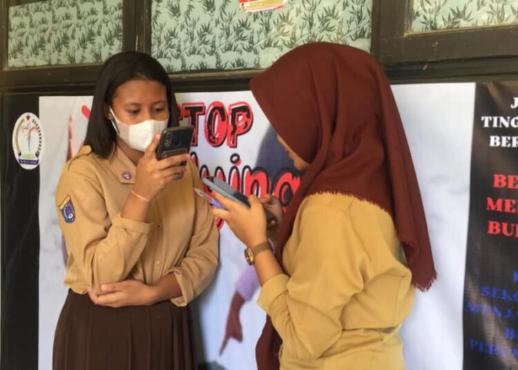 Manajemen Risiko Penggunaan Media Sosial pada Remaja di Era Digital: Ancaman dan Strategi Mitigasi di Tengah Perkembangan Teknologi 46 CONTOH GAMBAR ARTIKEL