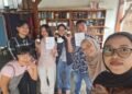 Mahasiswa Pariwisata UNY dan Komunitas EEN Kab Sleman sedang foto bersama setelah melakukan praktik pembuatan Eco-Enzyme.