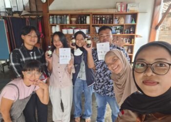 Pariwisata UNY Gandeng Eco-Enzyme Nusantara DIY Wujudkan SDGs 12 46 Mahasiswa Pariwisata UNY dan Komunitas EEN Kab Sleman sedang foto bersama setelah melakukan praktik pembuatan Eco-Enzyme.