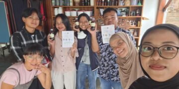 Mahasiswa Pariwisata UNY dan Komunitas EEN Kab Sleman sedang foto bersama setelah melakukan praktik pembuatan Eco-Enzyme.