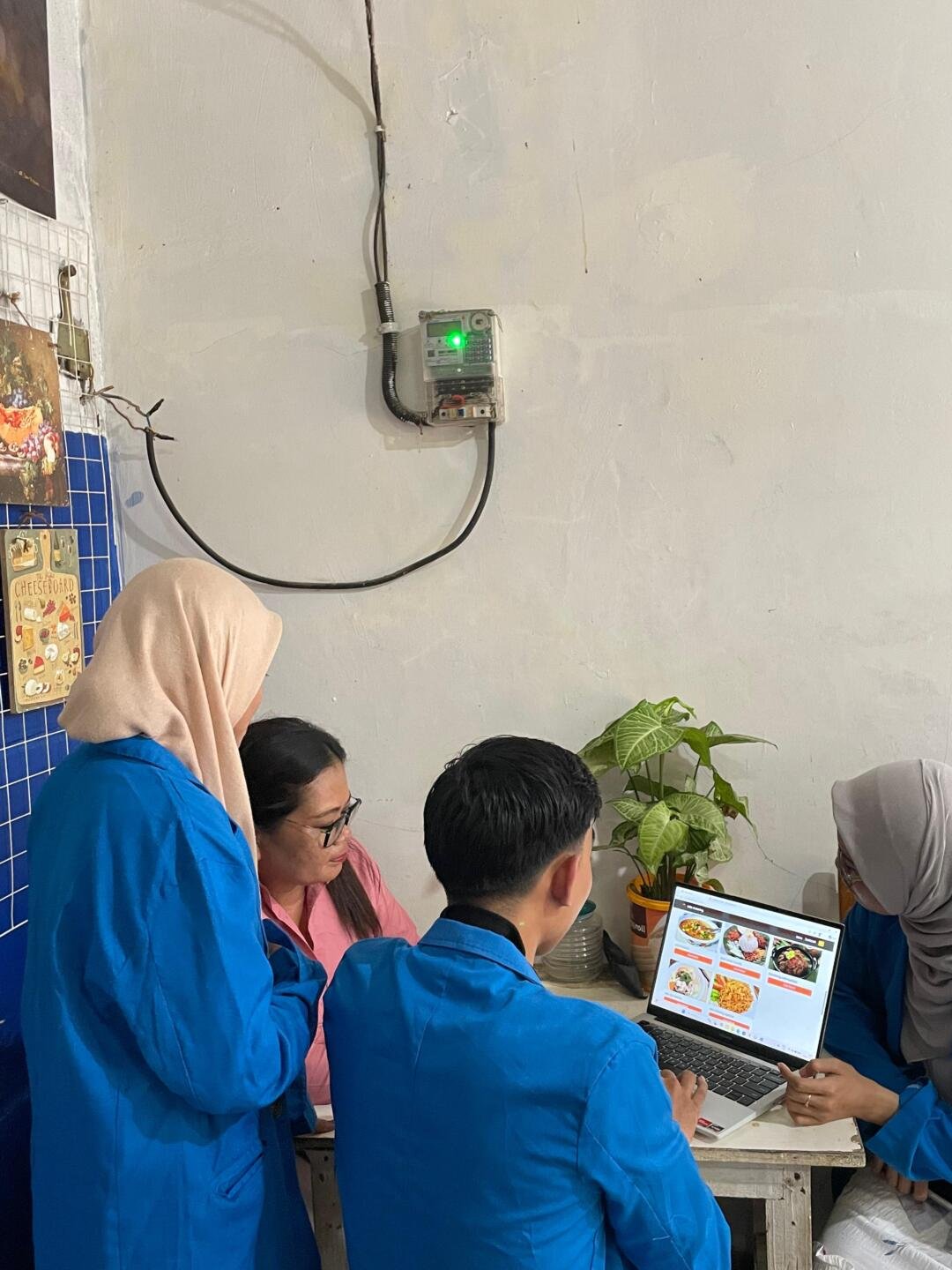 Dorong Digitalisasi UMKM, Mahasiswa Universitas Pamulang Bangun Web Penjualan untuk Catering Ibu Mila 50 Catering Ibu Mila
