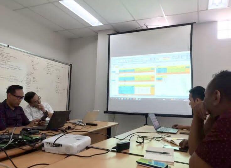 Sesi presentasi dan diskusi interaktif antar karyawan untuk meningkatkan efektivitas kerja organisasi.