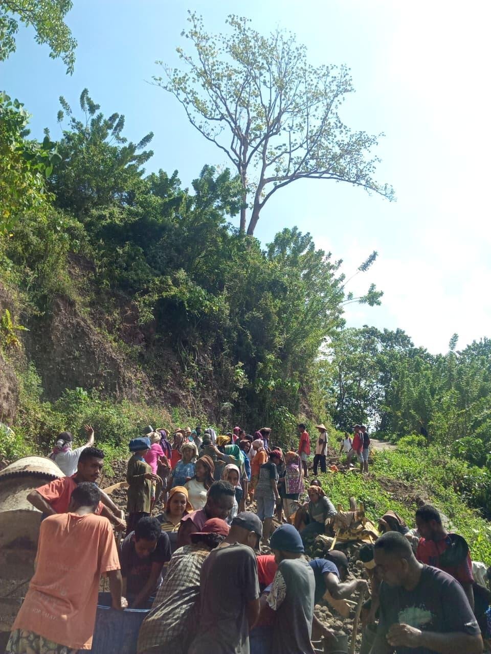 Kepemimpinan dan Motivasi Sebagai Kunci Menuju Keberhasilan 47 Gambar 1.1. Kegiatan gotong-royong pembangunan jalan - Sumber : Dokumentasi Leo Agung