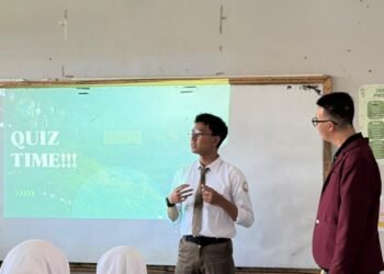 Kegiatan interaktif oleh para mahasiswa dan siswa SMA (Sumber: Dokumentasi panitia acara)