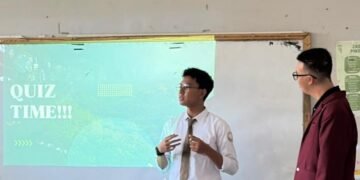 Kegiatan interaktif oleh para mahasiswa dan siswa SMA (Sumber: Dokumentasi panitia acara)