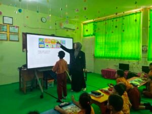 Siswa belajar dengan wordwall (Dokumentasi Pribadi)