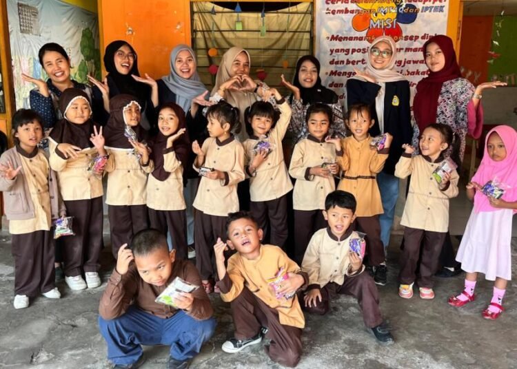 Mahasiswa Ilmu Komunikasi Semester 4 UTM Edukasi Pemilahan Sampah dan Cuci Tangan di TK Bhakti 1 Kamal 46 IMG 20260617 WA0036